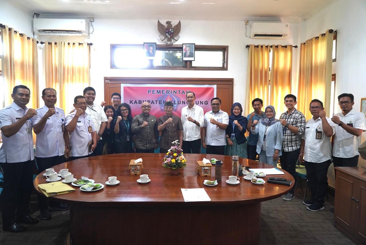 Bupati Klungkung I Made Satria bersama Wakil Bupati Tjokorda Gde Surya Putra menerima audiensi PT PLN Icon Plus di ruang rapat Kantor Bupati Klungkung, Rabu (8/10/2025). Foto: dok/Pemkab Klungkung