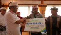 Foto: Wali Kota Denpasar I Gusti Ngurah Jaya Negara menyerahkan santunan secara simbolis kepada para korban banjir. Sumber: Istimewa.