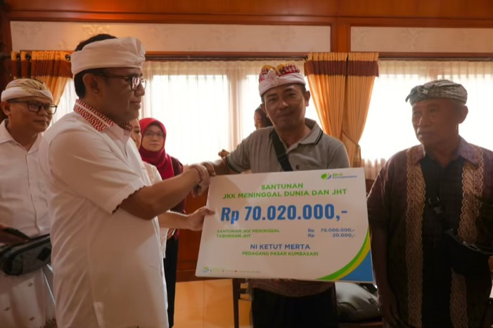 Foto: Wali Kota Denpasar I Gusti Ngurah Jaya Negara menyerahkan santunan secara simbolis kepada para korban banjir. Sumber: Istimewa.