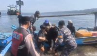Foto: Seorang penumpang KMP Elfina jatuh ke laut, diselamatkan nelayan Gilimanuk, Senin (06/10/25). (sumber: wacanabali/dika)