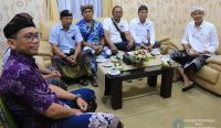 Wakil Bupati Klungkung Tjokorda Gde Surya Putra saat menerima audiensi Perbekel Desa Gelgel I Wayan Sudiantara beserta jajaran di ruang kerjanya, Kamis (2/10).