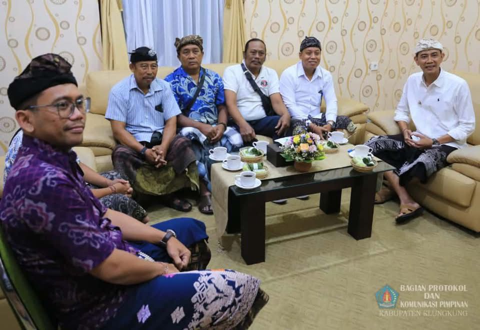 Wakil Bupati Klungkung Tjokorda Gde Surya Putra saat menerima audiensi Perbekel Desa Gelgel I Wayan Sudiantara beserta jajaran di ruang kerjanya, Kamis (2/10).