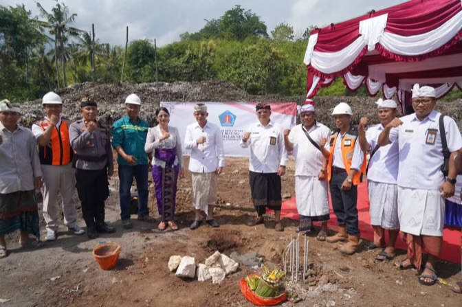 Bupati Klungkung I Made Satria bersama jajaran pemerintah daerah melaksanakan peletakan batu pertama pembangunan Tempat Pengolahan Sampah Terpadu (TPST) Biaung di Desa Ped, Kecamatan Nusa Penida, Senin (6/10/2025). Foto: Pemkab Klungkung