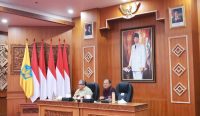Foto: Gubernur Bali Wayan Koster bersama Wakil Menteri Perumahan dan Kawasan Permukiman RI Fahri Hamzah menggelar rapat di Gedung Kertha Sabha, Denpasar.