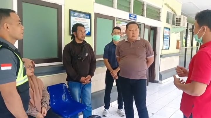 Pihak keluarga saat mendatangi kamar jenazah RSUD Negara, Selasa(07/10/25). (sumber wacanabali/dika)