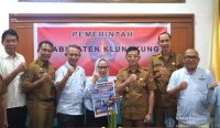 Bupati Klungkung I Made Satria bersama Wakil Bupati Tjokorda Gde Surya Putra berpose bersama Tim APKASI usai audiensi di ruang rapat Kantor Bupati Klungkung, Senin (20/10).