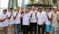 Direktur Utama Bank BPD Bali I Nyoman Sudharma (tengah) bersama para peserta dan mitra kegiatan berfoto bersama usai pembukaan Festival Bahari Jaladhi Vistara 2025 di Desa Bondalem, Kecamatan Tejakula, Buleleng, Sabtu (25/10). Sumber: dok/hms