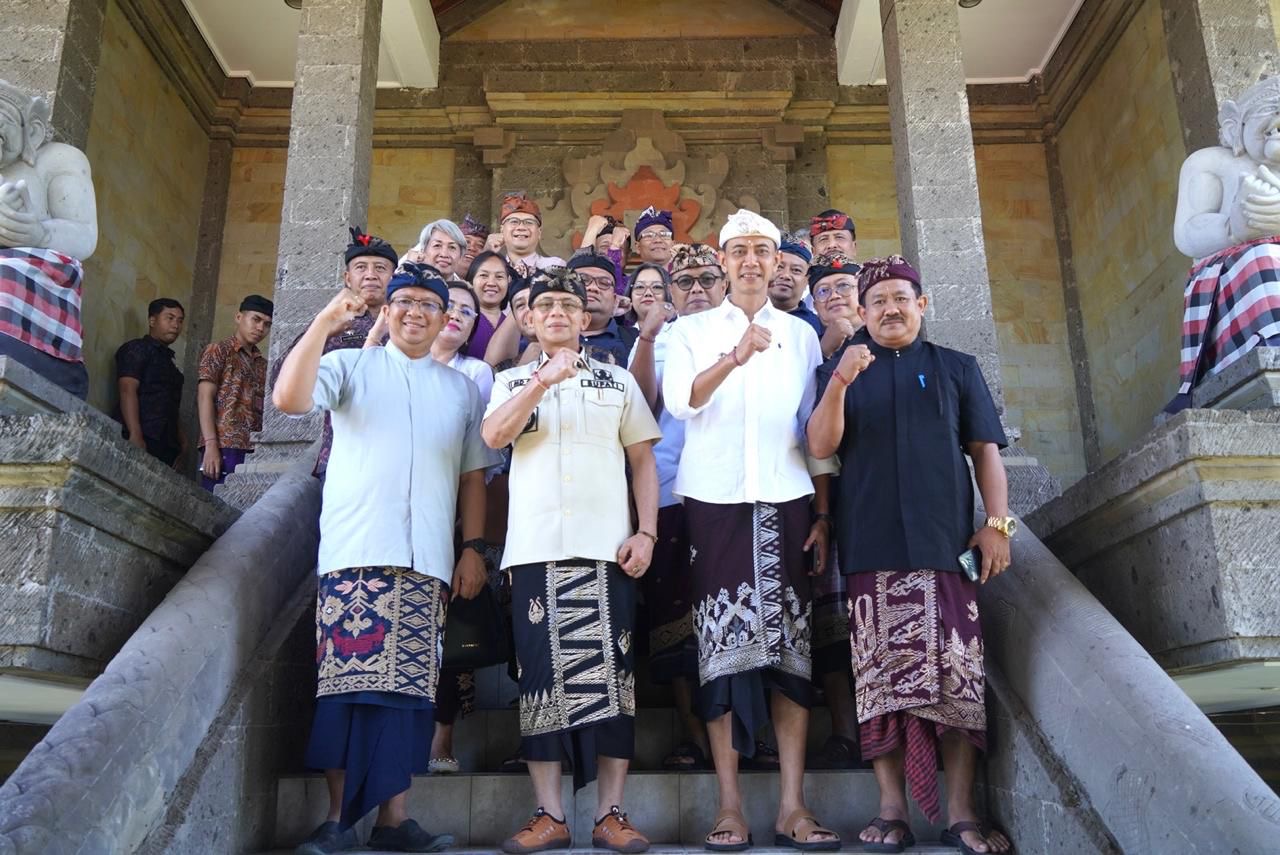 Bupati Klungkung I Made Satria saat menerima audiensi Kepala Brida Provinsi Bali, Ir. I Made Gunaja bersama Tim Peneliti Universitas Udayana terkait Kajian Masterplan Pembangunan Berbasis Konservasi di Kepulauan Nusa Penida, Kamis (2/10/2025). Foto: dok/Pemkab Klungkung