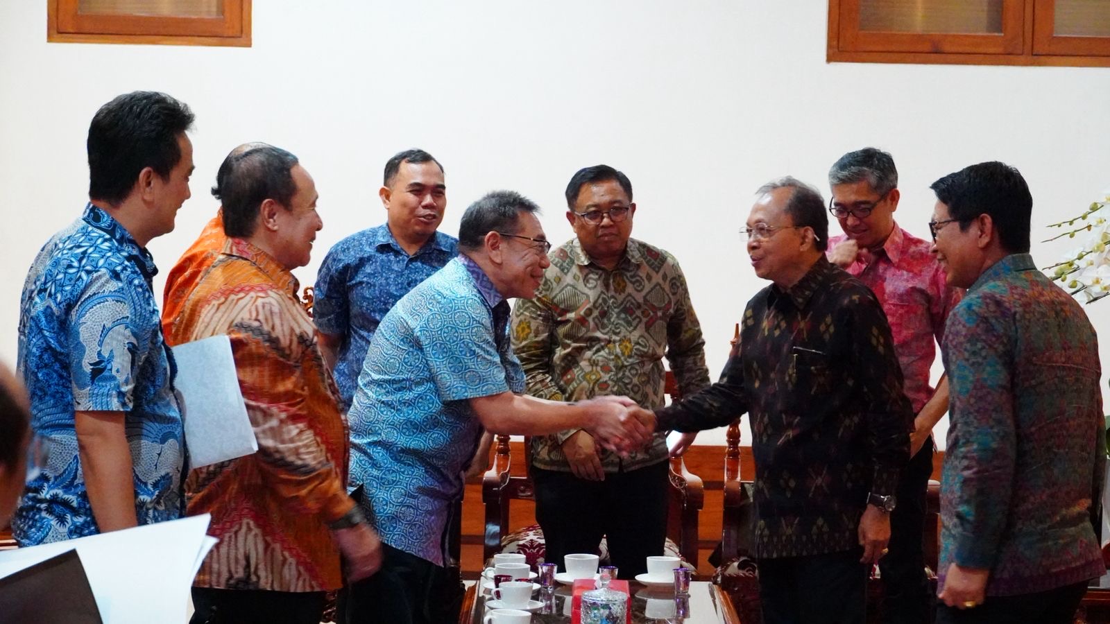 Gubernur Bali Wayan Koster berjabat tangan dengan jajaran manajemen PT Garuda Adhimatra Indonesia (pengelola GWK) saat pertemuan di Jaya Sabha, Denpasar, Selasa malam (30/9/2025). Pertemuan ini membahas penyelesaian polemik tembok yang menutup akses warga Banjar Giri Dharma, Desa Ungasan, Badung.