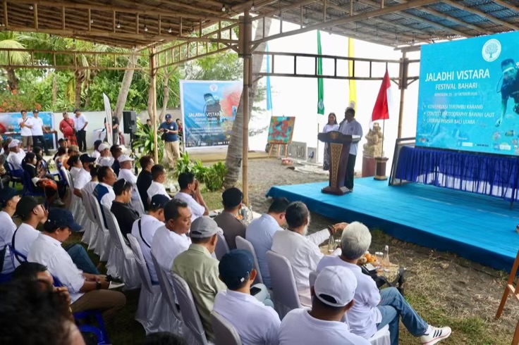 Gubernur Bali Wayan Koster saat membuka Festival Bahari bertajuk 'Jaladhi Vistara' 2025 di Desa Bondalem, Kecamatan Tejakula, Sabtu (25/10/2025). Foto: dok/Pemprov Bali