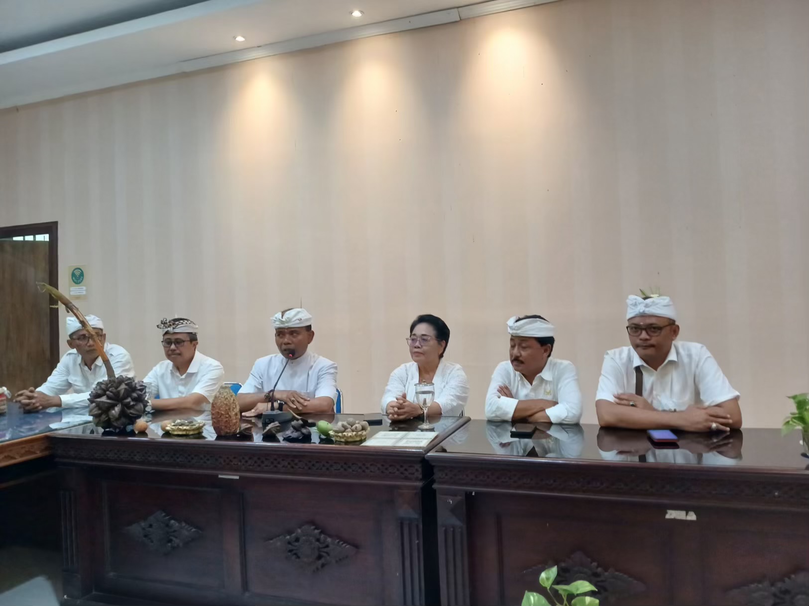 Foto: Kadis DKLH Provinsi Bali, I Made Rentin beserta jajarannya di Kantor DKLH Bali. Sumber: Yulius N/wacanabali.com