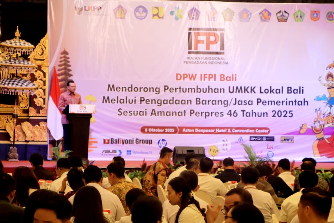 Foto: Sekda Bali, Dewa Indra saat membuka seminar pengadaan barang dan jasa. Sumber: Ist.