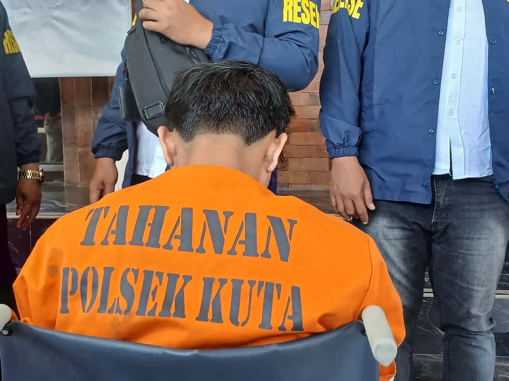 Foto: Tersangka pembunuhan terhadap pemilik bar pantai di Legian, Kuta. Sumber: Yulius N/wacanabali.com