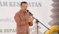Sekda Dewa Indra saat memberikan sambutan pada puncak peringatan Hari Kesehatan Nasional (HKN) ke-61 Tahun 2025 di Halaman Kantor Dinas Kesehatan Provinsi Bali, Rabu (12/11/2025). Foto: dok/Pemprov Bali