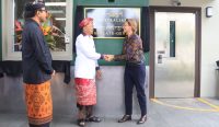 Gubernur Bali Wayan Koster bersama Konsul-Jenderal Australia di Bali, Jo Steven saat meresmikan papan nama kantor Diplomatik Australia. Foto: dok/Pemprov Bali