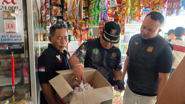 Petugas Satpol PP dan Bea Cukai Denpasar sidak rokok ilegal di Jembrana, Jumat (31/10/25). sumberwacanabali/dika