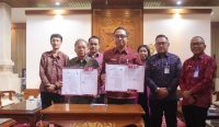 Foto: penandatanganan kesepakatan perjanjian kerja sama Bank Mandiri dengan Pemprov Bali terkait pembayaran dan layanan PWA. Sumber: Ist.