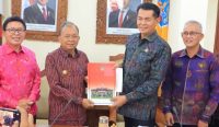 Gubernur Bali Wayan Koster menerima dokumen hasil temuan Pansus TRAP dari Ketua DPRD Bali Dewa Made Mahayadnya usai rapat pembahasan lanjutan Raperda APBD Semesta Berencana Tahun Anggaran 2026 di Denpasar, Selasa (11/11/2025).