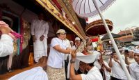 Wakil Gubernur Bali I Nyoman Giri Prasta saat menghadiri upacara Nebes Ratu Tapakan di Pura Desa, Desa Adat Sidan, Desa Belok Sidan, Badung, Jumat (14/11/2025). Foto: dok/Pemprov Bali