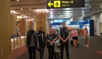 Foto: Petugas Imigrasi Ngurah Rai mendeportasi WN Prancis. Sumber: Ist.
