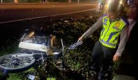 Polisi melakukan olah TKP laka maut menewaskan 2 makasiswa di Melaya, Selasa malam (04/11/25) (sumber: wacanabali/dika)
