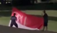 Foto: aksi corat-coret bendera merah putih di taman kota Negara, Jembrana. Sumber: tangkapan layar media sosial.