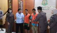 Kedua tersangka pengeroyokan mendapatkan penyelesaian kasus RJ di Kejaksaan Negeri Jembrana, Kamis (06/11/25) sumber wacanabali/dika