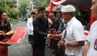 Foto: Wali Kota Denpasar, I Gusti Ngurah Jaya Negara saat menyerahkan Bantuan Sosial Pascabencana dan Santunan Penguatan Ekonomi Tahap II di Kantor Wali Kota Denpasar Kamis (27/11/25). Sumber: Istimewa.