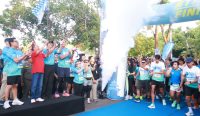 Gubernur Bali Wayan Koster bersama Wakil Wali Kota Denpasar I Kadek Arya Wibawa melepas ribuan peserta PLN Bali Run 2025 di Lapangan Niti Mandala Renon, Minggu (16/11) pagi.