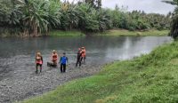 Tim SAR gabungan melakukan penyisiran dialiran sungai korban terseret arus di sungai bilukpoh Penyaringan, Jumat (14/11/25) sumber wacanabali/dika