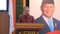 Gubernur Bali Wayan Koster saat menghadiri sosialisasi percepatan penyaluran program perumahan di Auditorium Universitas Udayana, Jimbaran, Senin (24/11/25). Sumber: tim/wacanabali.com