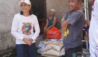 Ketua TP PKK Kabupaten Klungkung, Ny. Eva Satria, berbincang hangat dengan warga penerima bantuan sosial di Kecamatan Nusa Penida.