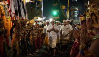 Wakil Gubernur Bali I Nyoman Giri Prasta disambut penari dan warga Desa Adat Sangeh saat menghaturkan sembah bhakti di Pura Pucak Sari, Badung, Senin (10/11/2025) malam.