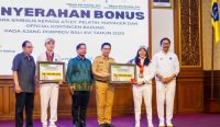 Bupati Wayan Adi Arnawa saat acara penyerahan bonus atlet dan pelatih Porprov Bali XVI Tahun 2025 di Ruang Kertha Gosana, Puspem Badung, Senin (3/11).
