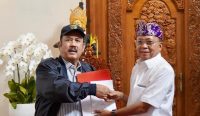 Gubernur Bali, Wayan Koster saat menerima kunjungan Menteri/Kepala Bappenas Rachmat Pambudi di Rumah Jabatan Gubernur Bali, Jaya Sabha Denpasar, Kamis (13/11/25).