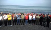 Foto: Pemprov Bali bersama TNI, POLRI dan Pemkab Badung serta masyarakat gelar apel siaga atasi sampah kiriman musim hujan. Sumber: Ist.