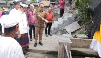 Foto: Wali Kota Denpasar I Gusti Ngurah Jaya Negara saat melakukan monitoring perbaikan pura, Jumat (21/11/25). Sumber: Istimewa.