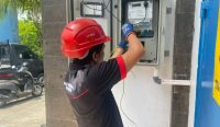 Foto: Petugas teknis melakukan pengecekan dan pemasangan instalasi pada panel kWh meter untuk memastikan seluruh sistem siap beroperasi dengan aman dan andal. Sumber: Istimewa.