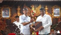 Wakil Bupati Klungkung Tjokorda Gde Surya Putra menyerahkan dokumen jawaban kepala daerah kepada Ketua DPRD Klungkung Anak Agung Gde Anom dalam rapat paripurna di Gedung DPRD Klungkung, Rabu (12/11/2025).