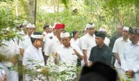 Gubernur Bali Wayan Koster berdialog dengan para pemangku dan warga saat perayaan Tumpek Wariga di Pura Pengubengan, Besakih, Sabtu (26/10/2025). Dalam kesempatan itu, Koster menegaskan pentingnya menjaga harmoni manusia dan alam sebagai roh pembangunan Bali berkelanjutan. Foto: tim/diksimerdeka.com