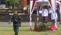 Bupati Klungkung I Made Satria memberi penghormatan saat Upacara Hari Pahlawan di Alun-Alun Ida Dewa Agung Jambe, Senin (10/11/2025).