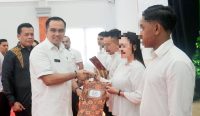 Pemerintah terus memastikan bantuan sosial tepat sasaran. Penyerahan bantuan secara simbolis ini menjadi wujud perhatian dan kepedulian pemerintah dalam mendukung kesejahteraan masyarakat