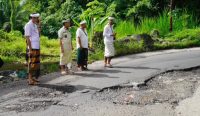 Bupati Klungkung I Made Satria bersama Wakil Bupati Tjokorda Gde Surya Putra meninjau langsung kondisi jalan rusak di Desa Selat, Kecamatan Klungkung, Rabu (24/12/2025).