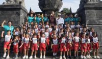 Wakil Bupati Klungkung Tjokorda Gde Surya Putra menyambut kunjungan edukasi TK Negeri Desa Tusan ke kawasan bersejarah Klungkung