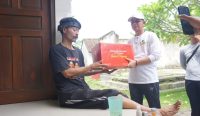 Bupati Klungkung, I Made Satria, menyerahkan bantuan paket sembako kepada warga kurang mampu yang menderita sakit menahun di Kecamatan Banjarangkan, Sabtu (20/12/2025).