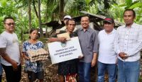 Foto: Sekda Bali menyerahkan bantuan bedah rumah kepada warga kurang mampu di Buleleng. Sumber: Ist.