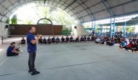 Foto: PLN Indonesia Power UBP Bali menggelar kegiatan sharing Program Pencegahan dan Penanggulangan HIV/AIDS (P2HIV/AIDS) yang digelar dalam rangka peringatan World AIDS Day 2025. Seluruh peserta mengikuti sesi edukasi ini di area terbuka kantor dengan antusias. Sumber: dok/hms