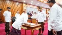 Foto: Gubernur Bali Wayan Koster memimpin prosesi pelantikan Ida Bagus Wesnawa Punia sebagai Kepala Dinas Pendidikan, Kepemudaan dan Olahraga Provinsi Bali di Gedung Kerthasabha, Denpasar, Senin (1/12/2025). Wesnawa Punia mengucapkan sumpah jabatan dengan didampingi rohaniawan, dalam suasana khidmat bernuansa adat Bali. Sumber: dok/wacanabali.com