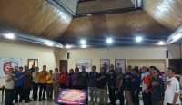 Foto: Ketua KPU Bali, KPU Kota Denpasar dan masing-masing perwakilan partai politik se-Kota Denpsar usai sosialisasi PKPU Nomor 3 Tahun 2025 tentang PAW anggota legislatif. Sumber: Yulius N/wacanabali.com