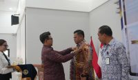Kepala Kantor Wilayah Ditjen Pemasyarakatan Bali menyematkan PIN Wilayah Bebas dari Korupsi (WBK) kepada jajaran Lapas Kelas IIA Kerobokan dalam Acara Tasyakuran WBK, Selasa (23/12/2025).
